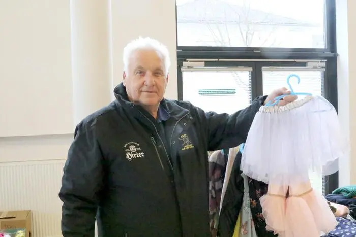 Fest an den Verkaufstischen, für welche übrigens keine Standgebühr zu berappen war, herumkramen sah man unter anderem „Hausherrn“  Bürgermeister Wolfgang Grilz (Foto), die Gemeindevorstände Hannes Rabitsch und Ewald Göschl sowie Saunameister Heinz Pirker. 