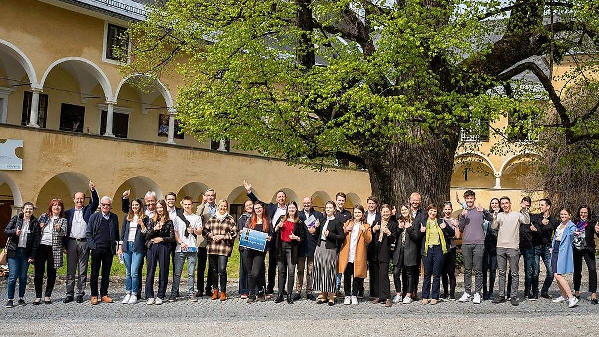 Jugendliche und ihre Mentorinnen und Mentoren bei den Wirtschaftsgesprächen im Vorjahr