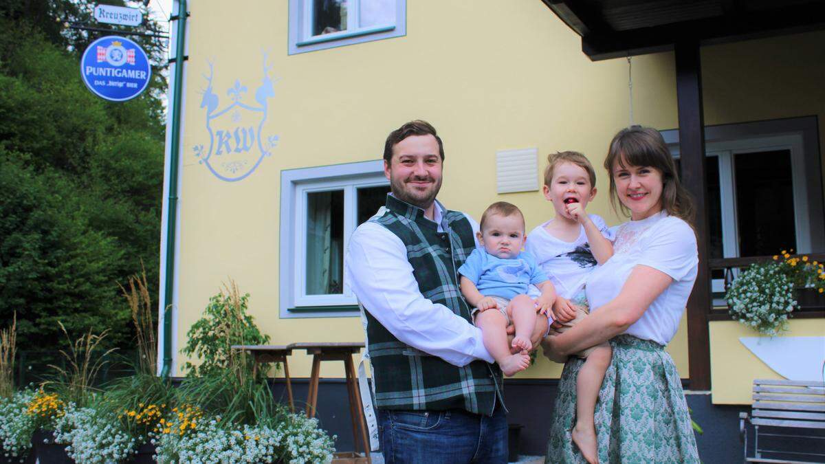 Michael und Kerstin Pretterhofer mit ihren Söhnen Josef (2 Jahre) und Leopold (7 Monate)