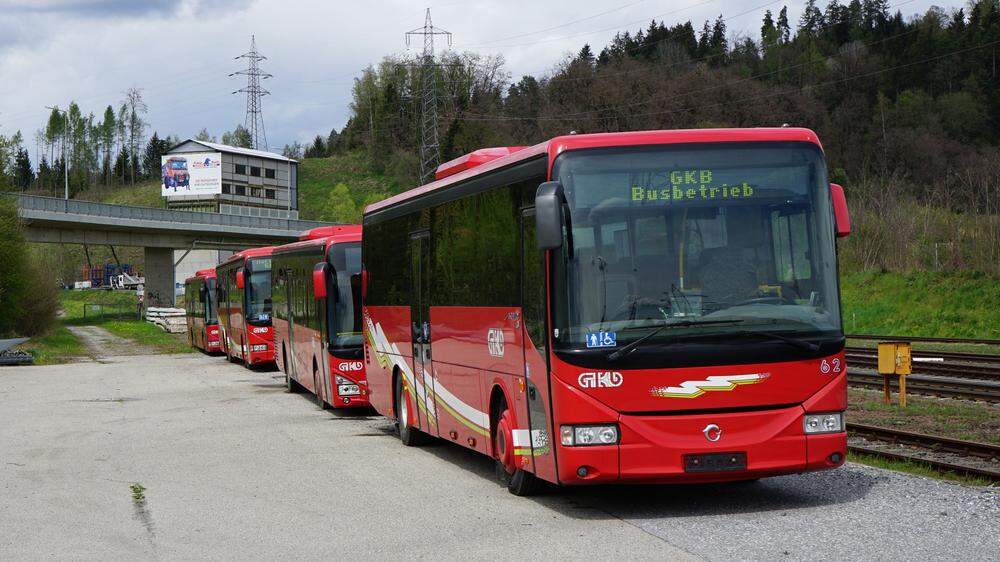 13 GKB-Busse sind am Bahnhof Bärnbach abgestellt, sie sind die Vorgänger der neuen &quot;Regiobusse&quot;