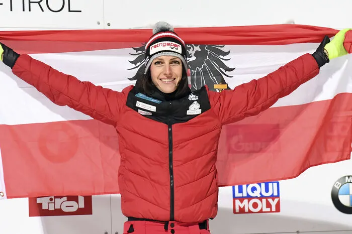 Janine Flock ist auch bei der siebenten Skeleton-EM in Folge nicht ohne Medaille geblieben. Am Freitag schaute für die Tirolerin bei ihrem Heimauftritt in Innsbruck-Igls sogar Gold heraus.