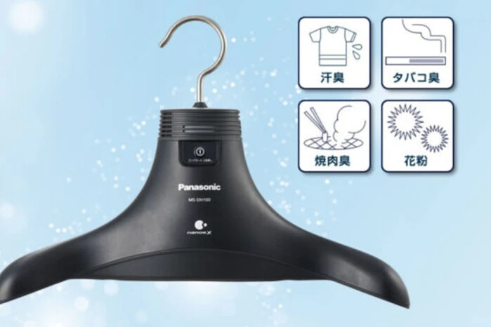 Kleiderbügel mit eingebautem Deo (Nanoe X von Panasonic). Zu faul zum Waschen? Dieser Kleiderbügel hilft mit zwei Reinigungsstufen (5 bis 7 Stunden) zumindest kurzfristig aus der Müffelfalle, indem er die Kleidung mit Deo-Dampf-Partikeln einsprüht. Es ist noch unklar, ob der Kleiderbügel in Europa auf den Markt kommt.
