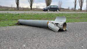 Auf einer Straße nahe der ukrainischen Stadt Charkiw liegen die Überreste einer Rakete