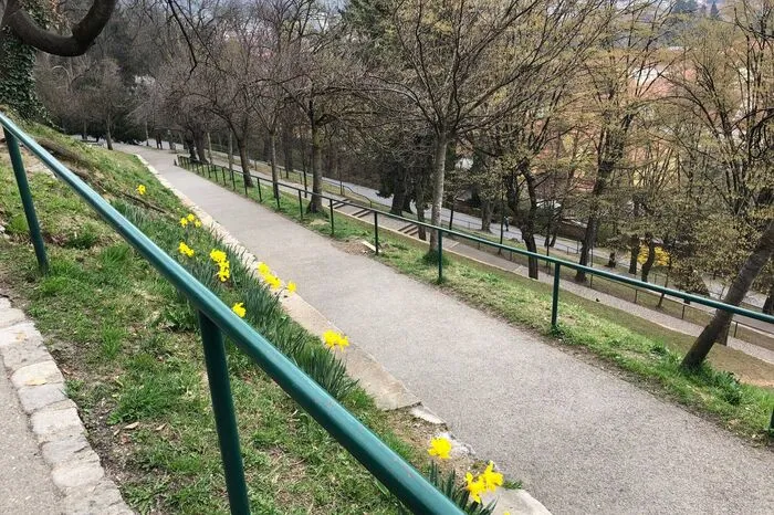 Der sonst gut bevölkerte Weg hinauf zum Grazer Schloßberg: menschenleer.