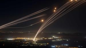 Raketen aus dem Südlibanon werden vom israelischen Luftabwehrsystem „Iron Dome“ abgefangen. 