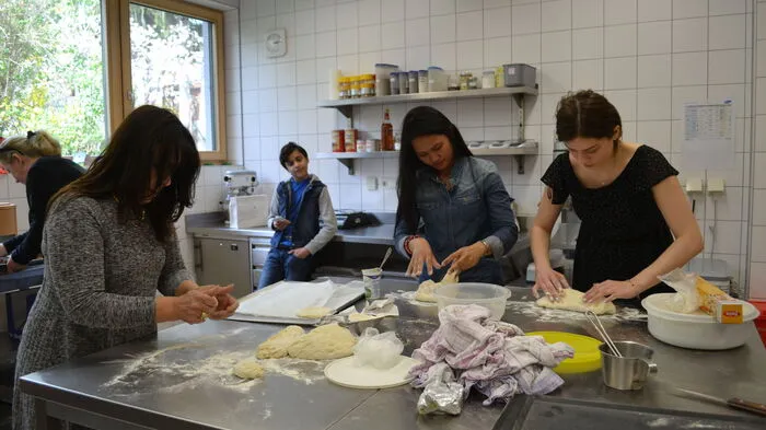 Im Rahmen des "Interkulturellen Frauencafés" des Vereins "Omega" trafen sich in der Fachschule Hartberg-St. Martin Frauen aus dem ganzen Bezirk, um gemeinsam Brot zu backen.