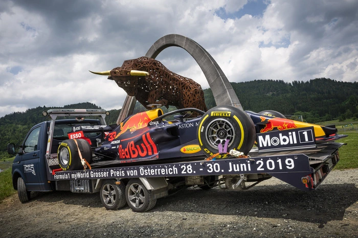...war das Rennauto durch die Alpenrepublik unterwegs, um sich zu akklimatisieren und optimal vorzubereiten.