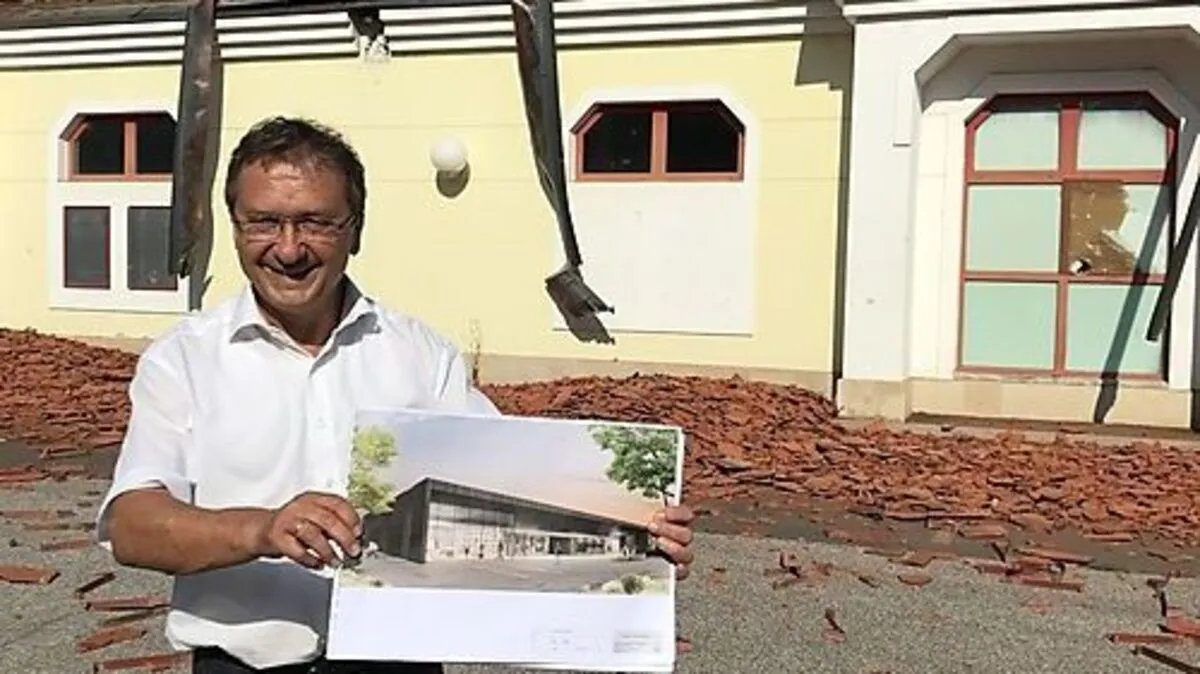 Bürgermeister Anton Vukan mit den Plänen für das Ärztezentrum