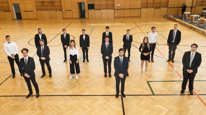 Maturanten können nun mit Freuden zurück auf die Schulzeit blicken. Keine Schularbeiten, keine Nervosität mehr vor der großen Reifeprüfung. Die Kleine Zeitung gratuliert den frischgebackenen Absolventinnen und Absolventen. Im Bild hier zu sehen Maturanten der 10AHIF der HTBLA Kaindorf.