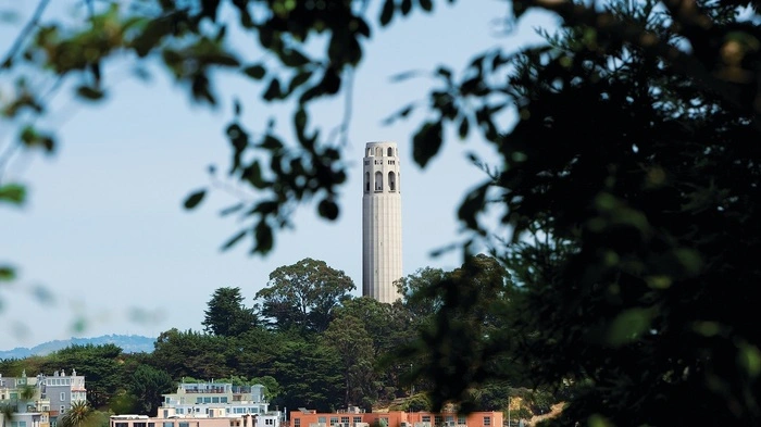 Morgens: Nirgendwo startet ein San Francisco Abenteuer schöner als im traditionsreichen North Beach Distrikt mit einem Frühstück in der historischen Bäckerei Boudin, die mit ihren Sauerteigbroten internationale Bekanntheit erlang. Nach der morgendlichen Stärkung lohnt sich ein Spaziergang zum Pier 39, wo neben zahlreichen Souvenirläden und Fotomöglichkeiten auch San Franciscos berühmteste Bewohner warten: eine am Pier heimische Kolonie von Seelöwen. Von dort aus geht es entlang des Embarcadero zu Fuß weiter in Richtung Telegraph Hill und Coit Tower. Der im Jahr 1933 erbaute Turm bietet neben einem unglaublichen Panorama auf die Stadt auch beeindruckende Wandmalereien. Vom Coit Tower sind es nur wenige Fußminuten bis zum nächsten kulturellen Highlight, dem berühmten City Lights Bookstore, der als Zentrum progressiver und unabhängiger Literatur bekannt wurde und in dem Besucher auch heute noch zwischen den meterhohen Bücherregalen in eine andere Welt eintauchen können.