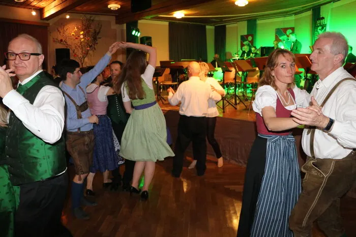 Kurz vor Mitternacht wurde dann zum Volkstanz geladen. Die Tanzfläche war dabei gut gefüllt.
