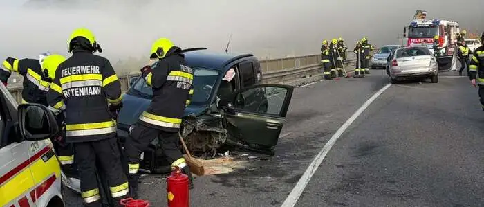 Drei Personen wurden bei dem Unfall auf der B 113 verletzt