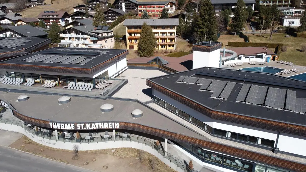 Die Modulflächen auf den Dächern der Therme St. Kathrein (Luftaufnahme von Ende März) werden auf 650 Quadratmeter anwachsen. In Betrieb ging die Anlage Mitte April