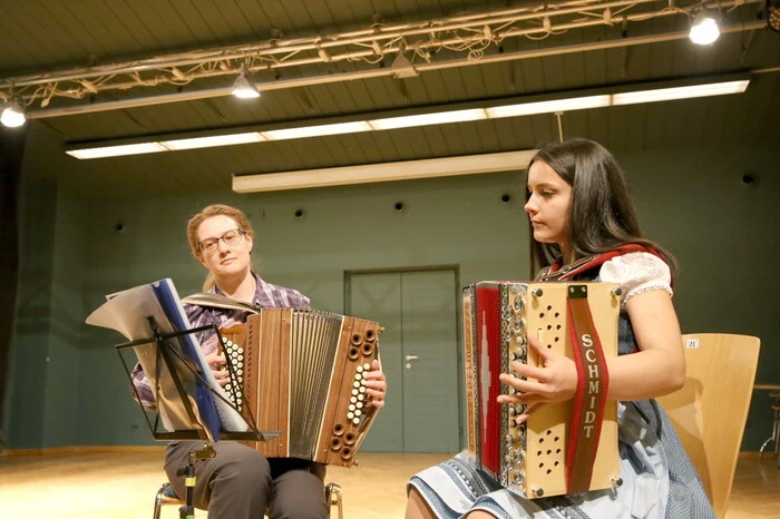 Mit Musikstücken auf der Harmonika begeisterten Beate Gursch und Claudia Koch (von links).