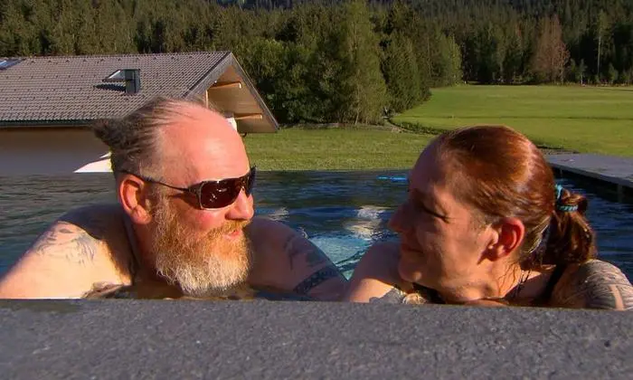 Piet und Susanne genießen die Zweisamkeit, nachdem Joyce freiwillig die Koffer packte