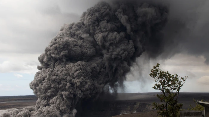 Nach einem explosiven Vulkanausbruch auf Hawaii sind die Bewohner der Insel Big Island zunächst glimpflich davon gekommen.