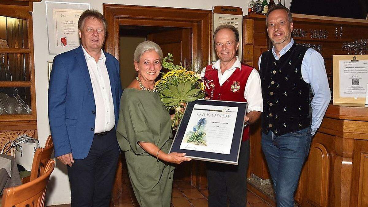 Bürgermeister Leopold Astner mit Serienurlauberin Brigitte Szeiler, NLW-Aufsichtsrat Hans Steinwender und Tourismusbüroleiter Markus Brandstätter