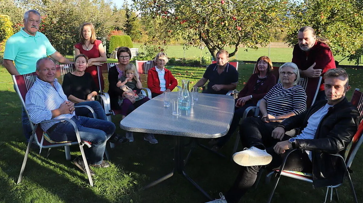 Herbert Hipfl, Karl Steiger, Gertraud Hipfl, Brigitte Steiger, Barbara Steiger mit Enkelin Lola, Adolfine, Erwin und Christine Hipfl, Irmgard und Hans Peter Lemmerer, Gernot Hipfl