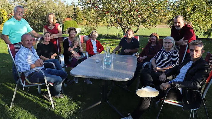 Herbert Hipfl, Karl Steiger, Gertraud Hipfl, Brigitte Steiger, Barbara Steiger mit Enkelin Lola, Adolfine, Erwin und Christine Hipfl, Irmgard und Hans Peter Lemmerer, Gernot Hipfl
