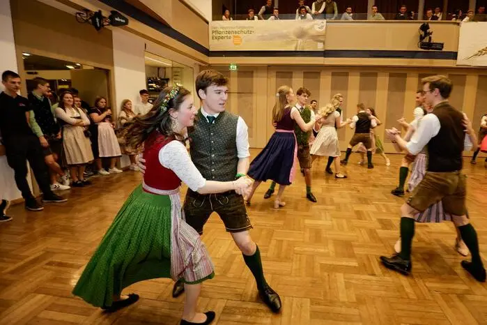 Die schwungvolle Polonaise studierten die jungen Tänzerinnen und Tänzer unter der Leitung von „Mandys Tanzschule“ ein. 