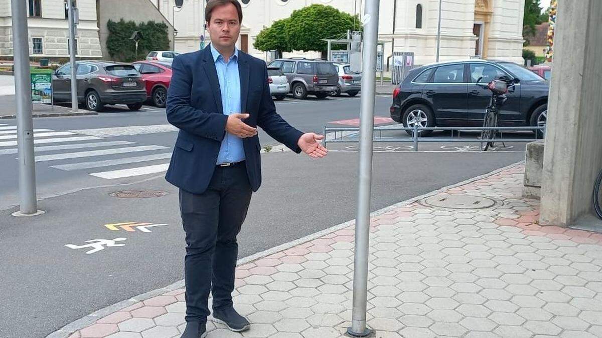 Robert Trummer, Vizebürgermeister der SPÖ, ärgert sich über einen &quot;entwendeten&quot; Plakatständer