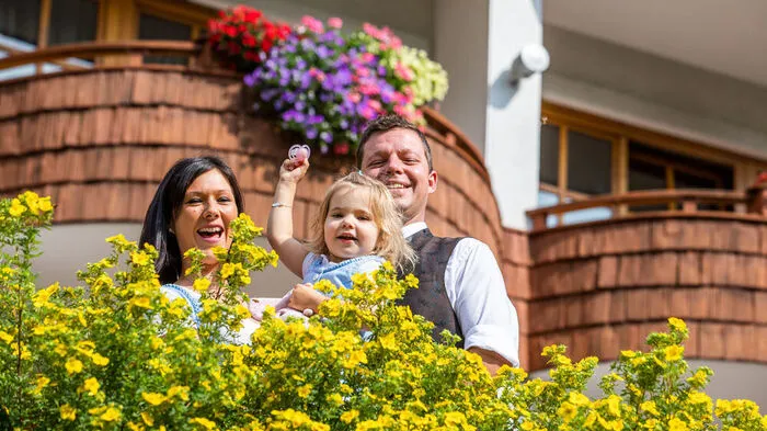 Landessieg in der Kategorie "Gasthöfe und Hotels" für den Kolmhof in Bad Kleinkirchheim: Ramona und Achim Lienert freuen sich mit Tochter Elena über den Sieg.