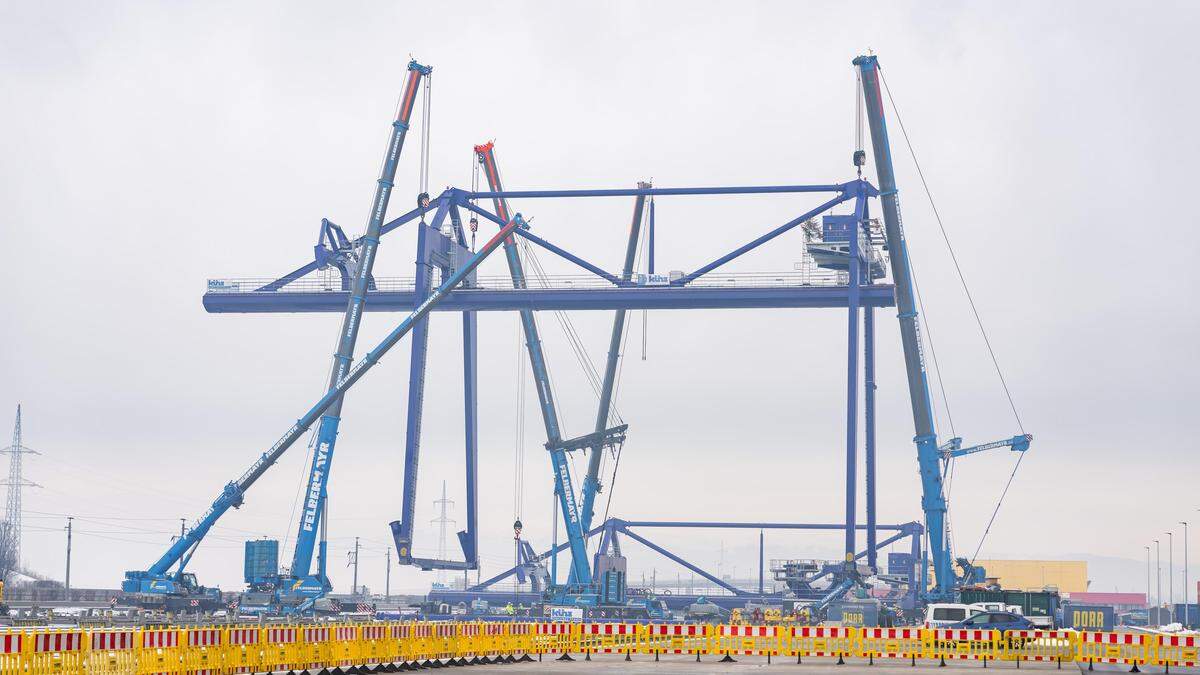 Beim Cargo Center in Werndorf bei Graz wachsen zwei neue Portalkräne in den Himmel