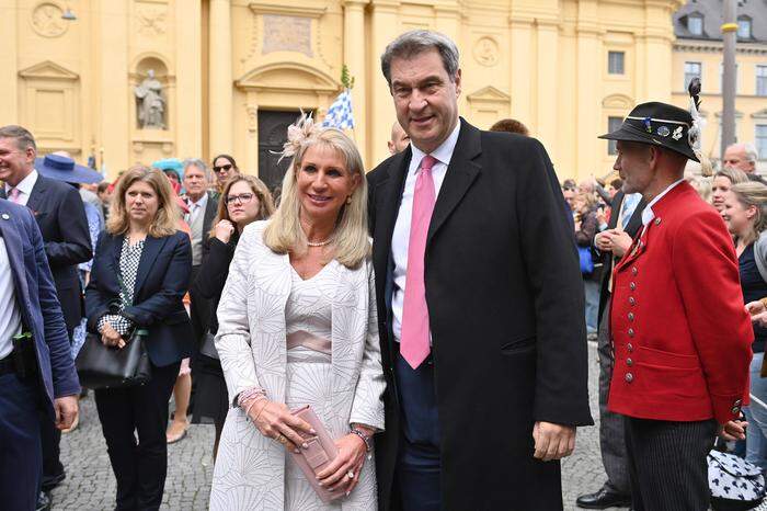 Auch Martin Söder, der Ministerpräsident Bayerns kam mit Ehefrau Karin