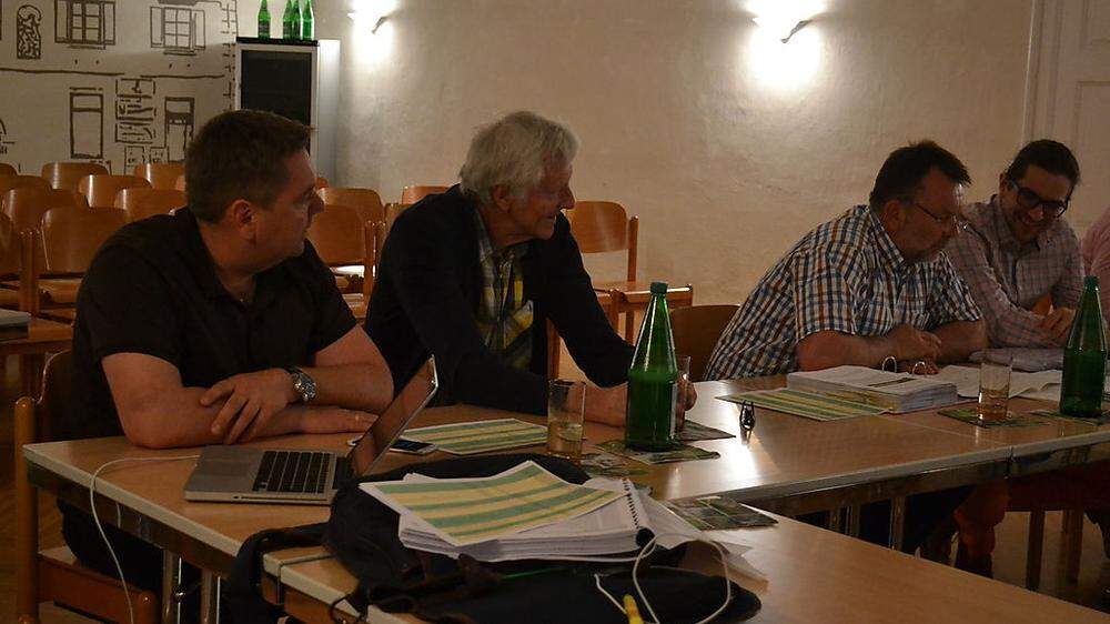 Der Prüfungsausschuss mit Stephan Wiesenhofer (UBL, rechts) und Johann Berger (FP, 2. v. r.) zerpflückte den Rechnungsabschluss