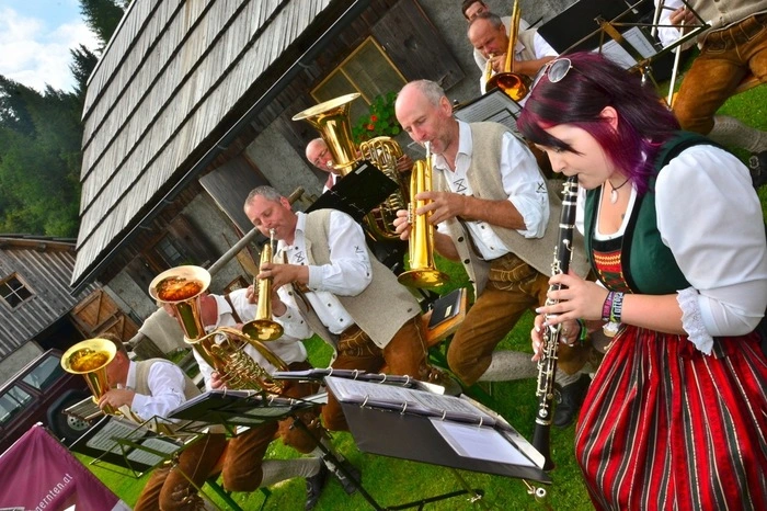 Die Reisacher Dorfmusikanten sorgten beim Almfest für musikalische Unterhaltung.