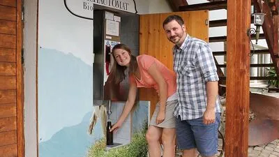 Hermine Baumgartner und ihr Lebensgefährte Matthias Hauser bieten 365 Tage im Jahr und rund um die Uhr frische Bio-Heumilch an