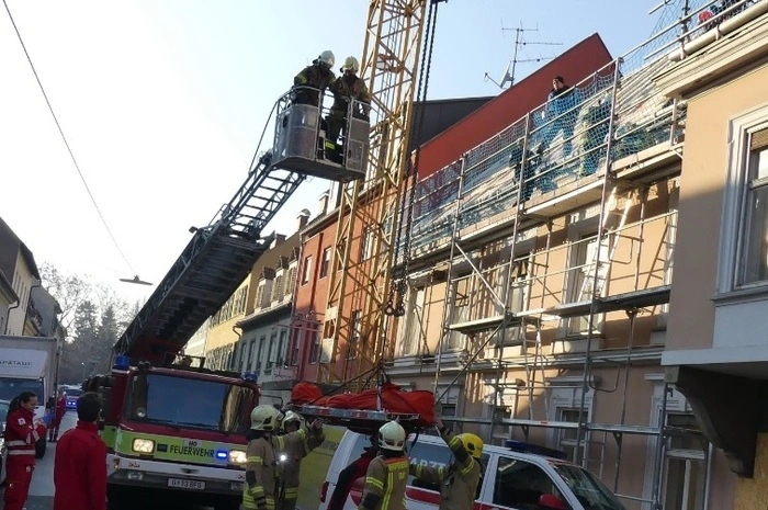 . . . durch den Einsatz eines Turmdrehkrans zu Boden gebracht.