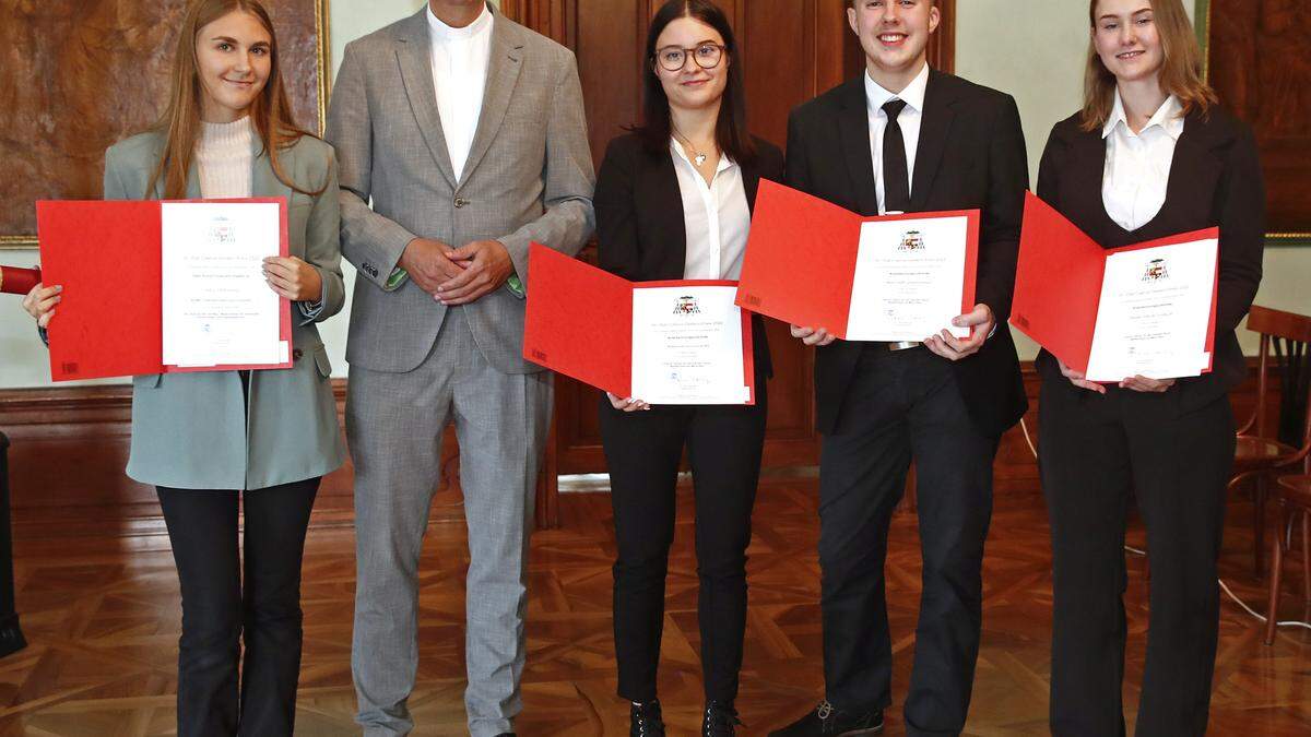 Die Preisträger des diesjährigen &quot;Dr. Olaf Colerus-Geldern Preises&quot; Nelli Verhounig, Adanna Ursula Kohl, Alex Josef Glantschnig und Anna Maria Schmiedl (v. l.) mit Schulamtsdirektor Allmaier (nicht am Foto: Carina Sylvia Schaschl und Johanna Melcher)  