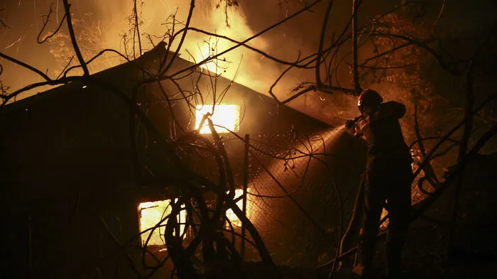 Wegen eines außer Kontrolle geratenen Waldbrandes sind in der Nacht auf Montag mehrere Tausend Menschen aus der Ferienregion im Nordosten Athens bei Kalamos in Sicherheit gebracht worden.