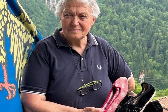 Dina Della Schiava ist eine von rund 20 Handwerkerinnen, die noch heute Scarpez näht.