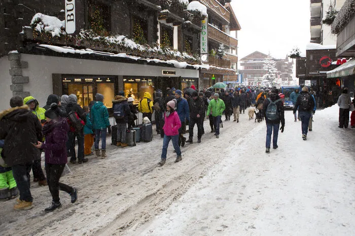 Im Ort sind momentan etwa 9000 Touristen. Es ist unklar, wann sich die Situation wieder normalisiert