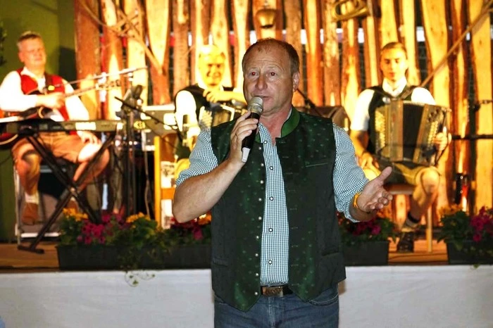 Der humorvolle Tiroler Harry Prünster, bekannt als Gaudimax oder aus "Harry's liabste Hütt'n" moderierte den Abend.
