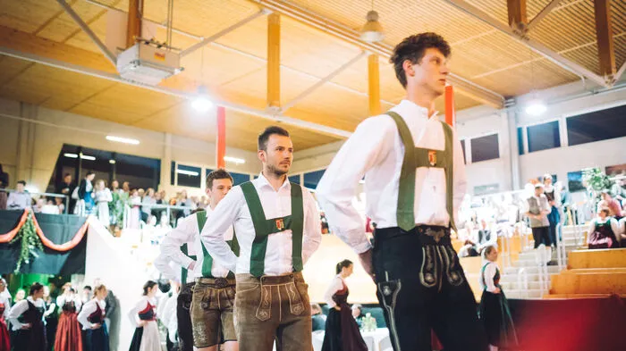 Beim Bäuerinnenball 2023 in der RGO-Arena herrschte ausgelassene Stimmung. Die Arena war schon zum Auftanz ordentlich gefüllt.