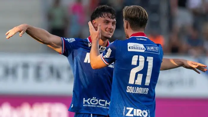 Neuzugang Michael Sollbauer jubelt mit Torschütze Yannick Oberleitner