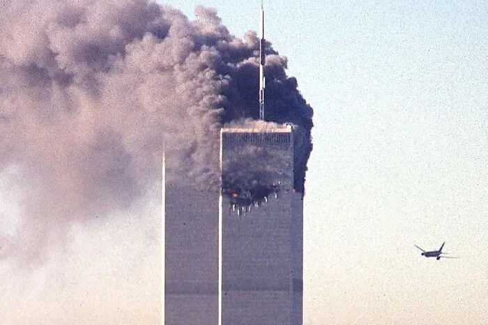 Um 8:46 Uhr schlägt Flug 11 zwischen 94. und dem 98. Stockwerk in den Nordturm des World Trade Centers ein. Um 9.03 Uhr schlägt der ebenfalls entführte Flug 175 in den Südturm ein. Damit ist klar, dass es sich um einen Anschlag handelt.