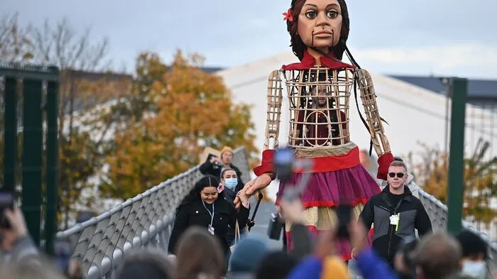 Sie ist eine gut drei Meter große Puppe mit hohem Symbolcharakter: Nun fand das Flüchtlingsmädchen "Little Amal" auch ihren Weg nach Glasgow.