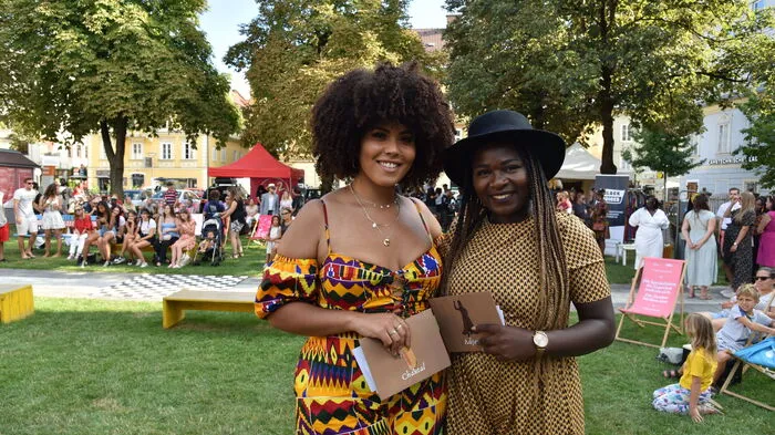 Bei sommerlichen Temperaturen trafen sich am Freitagnachmittag viele Mensche unterschiedlicher Hautfarbe beim Diaspora Afrika Festival am  Klagenfurter Kardinalplatz. Unter  dem Begriff Diaspora versteht man  ethnische und/oder religiöse Minderheiten. Bei dem Festival, das sich auch durch den kurzen heftigen Regenguss am frühen Abend nicht unterbrechen ließ und das dann in der Nacht im Künstlerhaus Cik weiter ging, traten Künstler singend und malend auf. In einer Ecke wurden Haare gestylt, in einer anderen afrikanische Kleidungsstücke verkauft.  Es wurde darauf hingewiesen, dass in der Gesellschaft in Österreich der weißhäutige, heterosexuelle, gesunde Mann eine priviligierte Stellung einnimmt, was er oft nicht einmal bewusst wahrnehme. Die Gesellschaft müsse sich noch weiter entwickeln.     