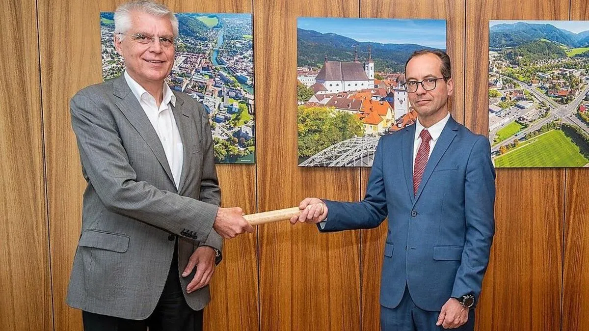 Nach 22 Jahren folgt Willibald Baumgartner (r.) Wolfgang Domian als neuer Stadtamtsdirektor der Stadt Leoben 