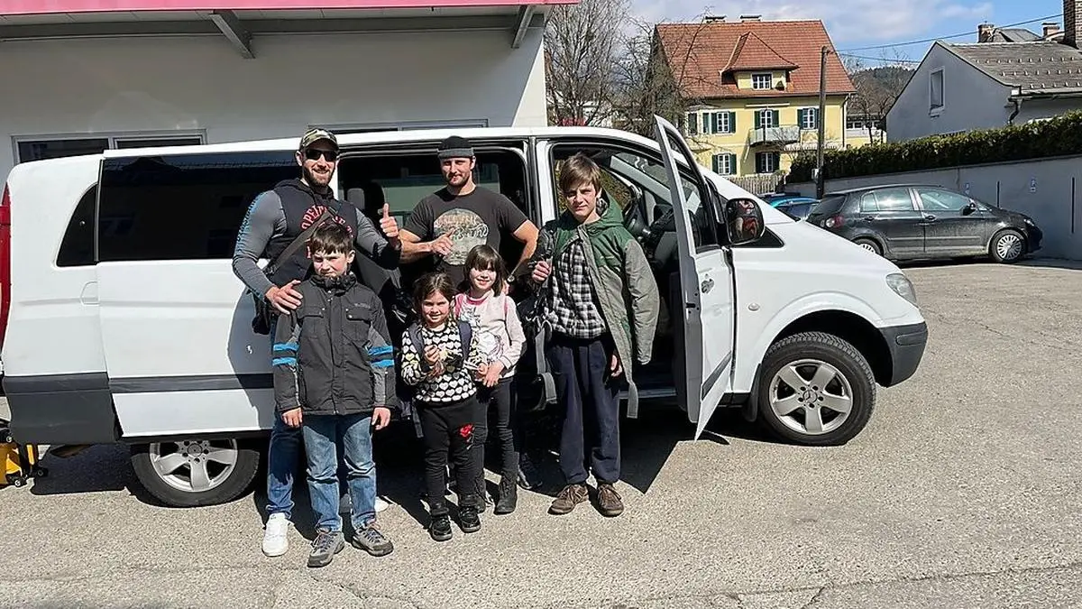 Geschafft: Stefan Hierländer und sein Freund Nicolas Reich haben Hierländers Neffen und Nichten nach Kärnten bringen können 