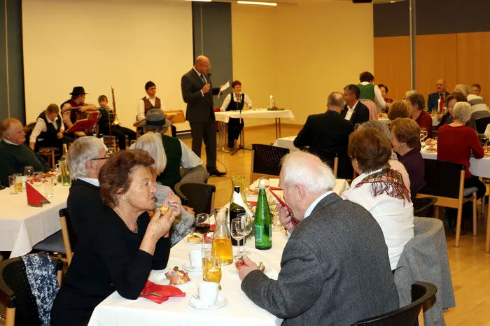 Bei belegten Brötchen, Kaffee, Keksen und Wein unterhielten sich die Gewerbepensionisten prächtig und so manch alte Episode aus ihrem Geschäftsleben wurde wieder erzählt.