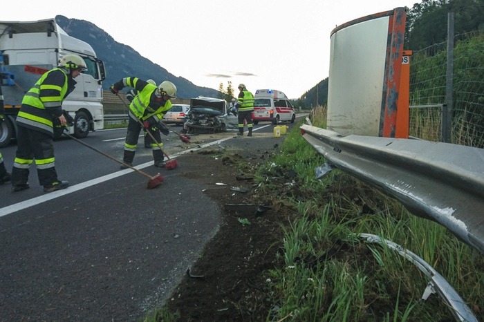 Die für diesen Autobahnabschnitt zuständigen Feuerwehren Kammern, Mautern und Seiz wurden um 5:42 Uhr zu einem Verkehrsunfall mit mehreren Fahrzeugen und einer verletzten Person alarmiert.