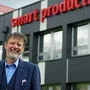 Wolfgang Wiesenhofer vor dem Smart Production Lab bei der FH Kapfenberg