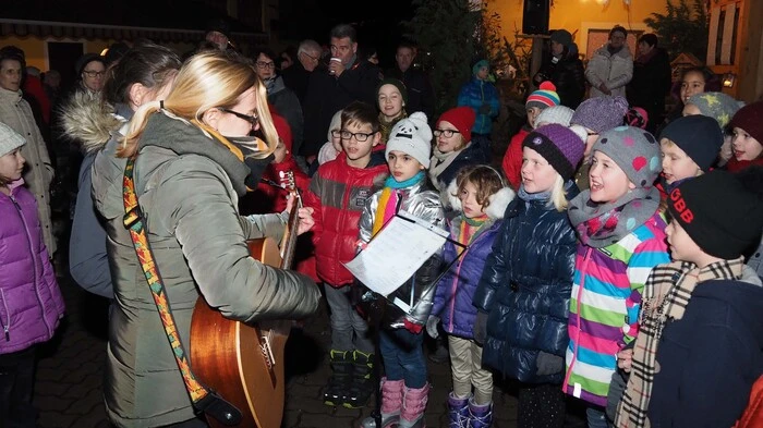 Tierschützer hatten am Samstag in der Buschenschenke Schifferl in Klagenfurt - Tessendorf ihre traditionelle Weihnachtsfeier. Die Kinder der Waidmannsdorfer Körnerschule, der Volksschule 9, sangen zur Eröffnung.