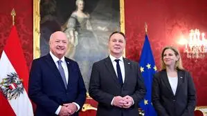 Bundeskanzler Christian Stocker (ÖVP), Vizekanzler Andreas Babler (SPÖ) und Außenministerin Beate Meinl-Reisinger (Neos) haben das erste Jahr Regierung hinter sich.