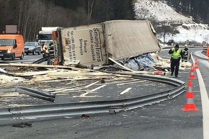 Das mit Holzbrettern beladene Schwerfahrzeug kam quer über beide Fahrstreifen zu liegen und durchbrach auch die Mittelleitschiene, die auf einer Länge von 100 Metern zerstört wurde.